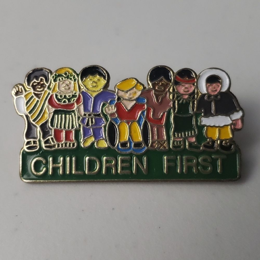 Vintage 90s Pin "Children First"‎